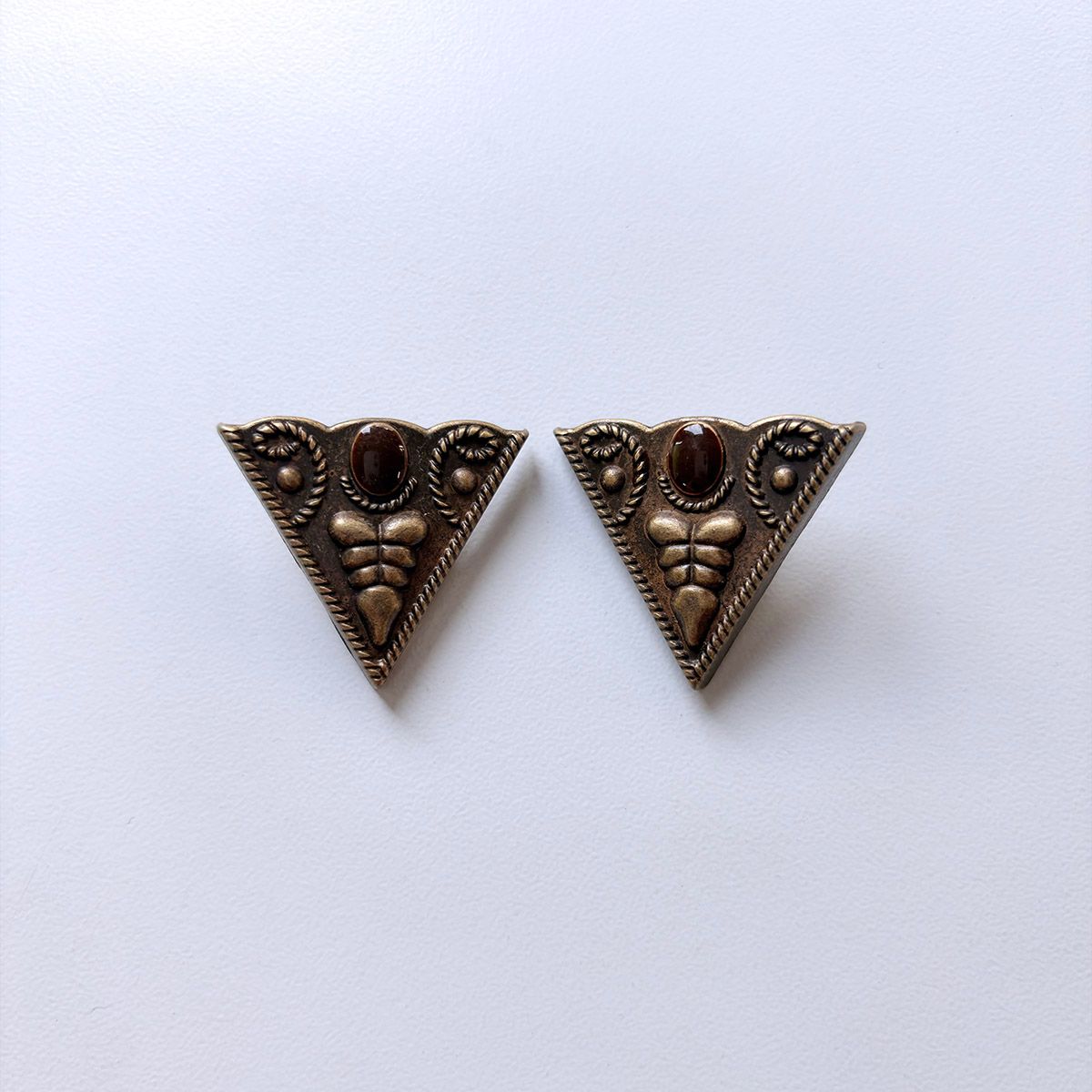 Antique Bronze Triangle Arrowhead Collar Tip Brooch 1 Pair With Screws CT-MN06AB