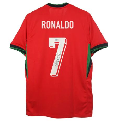 Trikot CR7 Cristiano Ronaldo Portugal 2024, signiert  Original Portugal-Trikot, signiert von Cristiano Ronaldo CR7 (Europa 2024)  Echtheitszertifikat: Beckett Hologramm  Lieferzeit: 10–20 Tage. Cristiano Ronaldo war auch 2024 eine Schlüsselfigur der