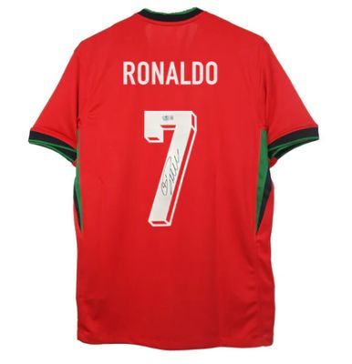 Camisola autografada de Cristiano Ronaldo, jogador da seleção portuguesa, edição 2024.  Camisola original da seleção portuguesa autografada por Cristiano Ronaldo, edição Euro 2024.  Autenticação: Holograma Beckett  Prazo de entrega: 10 a 20 dias.  Cr
