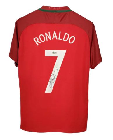 Trikot CR7 Cristiano Ronaldo Portugal 2016, signiert  Replika-Trikot Portugal, signiert von Cristiano Ronaldo (CR7), EM 2016  Authentifizierung: Beckett Hologramm  Lieferzeit: 10–20 Tage.  Das Bild zeigt das Nike Portugal Heimtrikot der Saison 2016/1