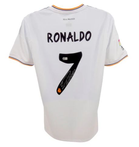 Trikot von Cristiano Ronaldo (Real Madrid) mit Autogramm (Saison 2013/14)  Replika-Trikot von Real Madrid mit Autogramm von Cristiano Ronaldo (Real Madrid) (Saison 2013/14)  Echtheitszertifikat: Beckett-Hologramm  Lieferzeit: 10–20 Tage.  Sobald Sie