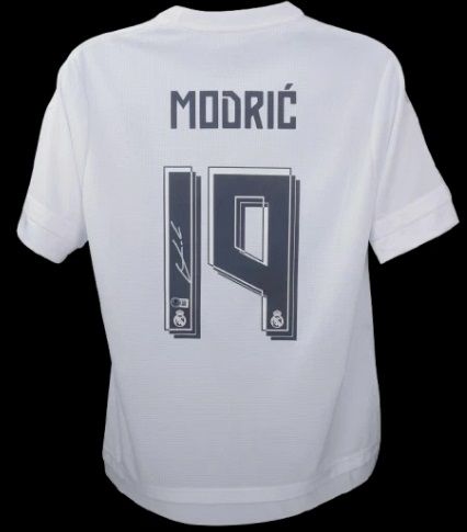 Signiertes Real Madrid Trikot von Luka Modric (Saison 2013/14)  Replika-Trikot von Real Madrid, signiert von Luka Modric (Saison 2013/14)  Echtheitszertifikat: Beckett-Hologramm  Lieferzeit: 10–20 Tage