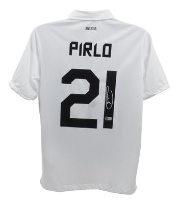 Maglia di Andrea Pirlo numero 21 della Juventus, stagione 2011/2012. Maglia autografata di Pirlo, anno 11/12.  Replica della maglia della Juventus autografata da Andrea Pirlo, stagione 2011/2012.  Autenticazione: Ologramma Beckett.  Tempi di consegna