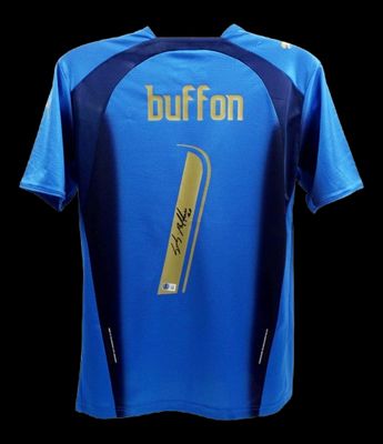 Trikot Gianluigi Buffon Nr. 1 Italien WM-Saison 2006 – Autogramm von Buffon  Replika-Trikot Italien, signiert von Gianluigi Buffon (Nr. 1)  Echtheitszertifikat: Beckett-Hologramm  Lieferzeit: 10–20 Tage. Nach Ihrer Bestellung erhalten Sie alle Detail