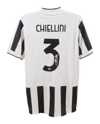 Camiseta Giorgio Chiellini 3 Juventus Temporada 2021/2022. Camiseta autografiada de CHIELLINI. Camiseta de la Juventus de Giorgio Chiellini, temporada 2021/2022.  Camiseta original de la Juventus autografiada por Giorgio Chiellini (21/22).  Autentica