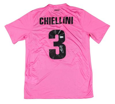 Camiseta de Giorgio Chiellini 3 Juventus Temporada 2012/2013. Camiseta autografiada de CHIELLINI. Camiseta de la Juventus de Giorgio Chiellini 3. Temporada 2012/2013.  Réplica de la camiseta de la Juventus autografiada por Giorgio Chiellini (12/13).