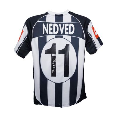 Maglia di Pavel Nedved numero 11 della Juventus, stagione 2002/2003. Maglia autografata firmata. Maglia Juventus 02/03 di Pavel Nedved.  Replica della maglia della Juventus autografata. Autografo firmato da PAVEL NEDVED, stagione 2002/2003.  Autentic