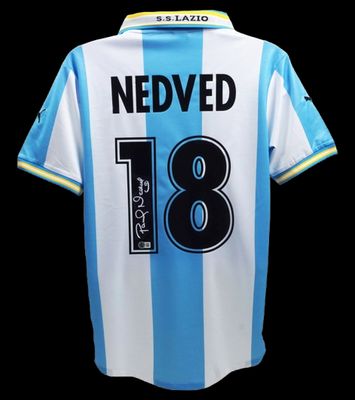Camisola Pavel Nedved nº 18 Lazio Época 1999/2000 da Liga dos Campeões Camisola autografada por Nedved 99/00 Camisola da Lazio Pavel Nedved nº 18 Época 1999/2000  Réplica da camisola da Lazio autografada por Pavel Nedved 1999/2000  Autenticação: Holo
