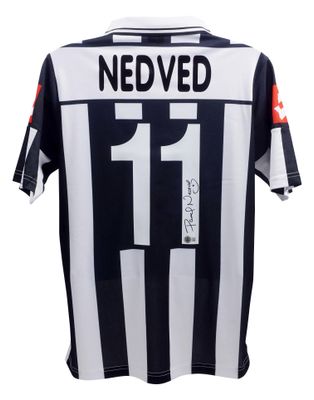 Maglia di Pavel Nedved numero 11 della Juventus, stagione 2001/2002. Maglia autografata firmata. Maglia Juventus 01/02 di Pavel Nedved.  Replica della maglia della Juventus autografata. Autografo firmato da PAVEL NEDVED, stagione 2001/2002.  Autentic