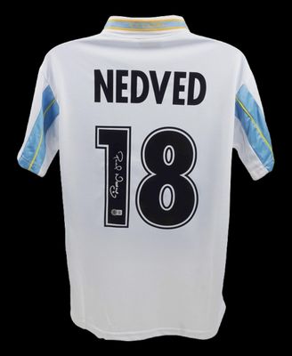 Maglia di Pavel Nedved numero 18 della Lazio, stagione 1999-2000 Champions League. Maglia autografata firmata. Maglia Lazio NEDVED 18, stagione 1999-2000.  Replica della maglia della Lazio autografata. Autografo firmato da PAVEL NEDVED, stagione 1999