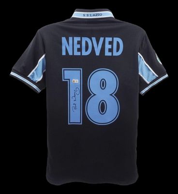 Camiseta de Pavel Nedved, número 18, Lazio, temporada 1999-2000, Champions League. Camiseta autografiada de Nedved, 99/00. Camiseta de la Lazio, número 18, temporada 1999-2000.  Réplica de la camiseta de la Lazio autografiada por Pavel Nedved, 1999-2