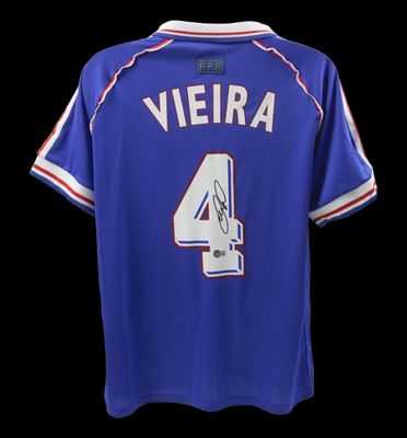 Patrick Vieira Trikot Nr. 4 Frankreich FIFA WM 1998 – Autogramm von Patrick Vieira (1998)  Replika-Trikot Frankreich, signiert von Patrick Vieira (Nr. 4, WM 1998)  Echtheitszertifikat: Beckett Hologramm  Lieferzeit: 10–20 Tage. Nach Ihrer Bestellung