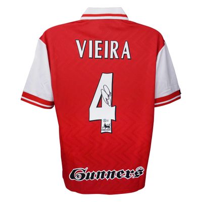 Maglia di Patrick Vieira numero 4 dell'Arsenal, stagione 1996/1997. Maglia autografata di Vieira, anno 1996/97.  Replica della maglia dell'Arsenal autografata da Patrick Vieira numero 4 dell'Arsenal (stagione 1996-97).  Autenticazione: Ologramma Beck