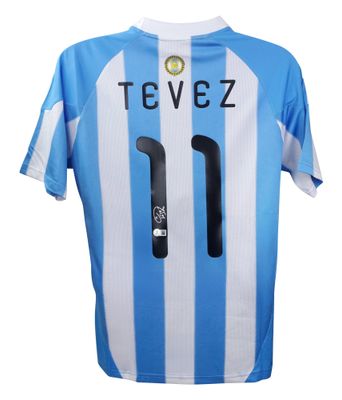 Camiseta de Carlos Tevez, número 11, Argentina, temporada 2010-2011. Autógrafo firmado. Camiseta firmada por Carlos Tevez, número 11, temporada 2010-2011.  Réplica de la camiseta de Argentina firmada y autógrafa de Carlos Tevez, temporada 2010-2011.