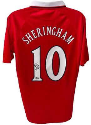 Camisola do Teddy Sheringham nº 10, Manchester United, campeão da final de 1999. Autografada por Teddy Sheringham, da final de 1999 contra o Bayer Munique.  Réplica da camisola do Manchester United, assinada por Sheringham, nº 10, campeão da final de