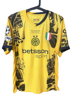 ​Réplica de la camiseta del Inter de Múnich, campeón de la final 2025, usada en el partido contra el Paris Saint-Germain. Versión usada.