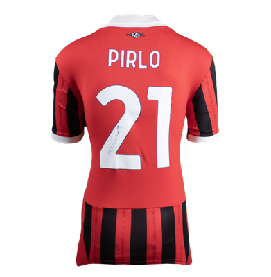 Camisola principal do Ac Milan 24/25 com autógrafo de Andrea Pirlo, camisola autografada de costas do AC Milan 2024-25 com números ao estilo dos adeptos. Camisola Pirlo 21 do AC Milan. ÍCONES. Camisola principal do Ac Milan 24/25 com autógrafo de And