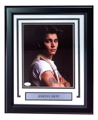 Johnny Depp firmó una foto enmarcada de  Autógrafo firmado. Foto firmada de Johnny Depp. Foto firmada enmarcada.