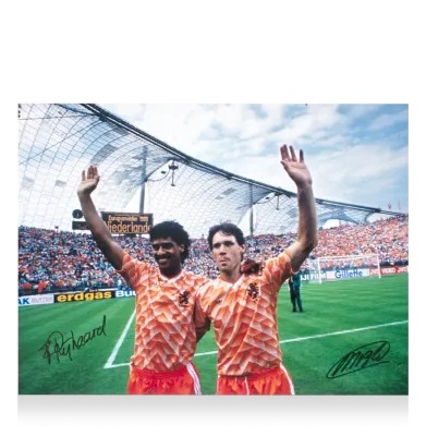 Signiertes Foto der Niederlande von Marco van Basten &amp; Frank Rijkaard: UEFA EURO 1988-Sieger – Autogramme von Rijkaard &amp; van Basten (ICONS) Authentifizierung: ICONS-Hologramm  Lieferzeit: 10–20 Tage. Nach Ihrer Bestellung erhalten Sie alle Details.