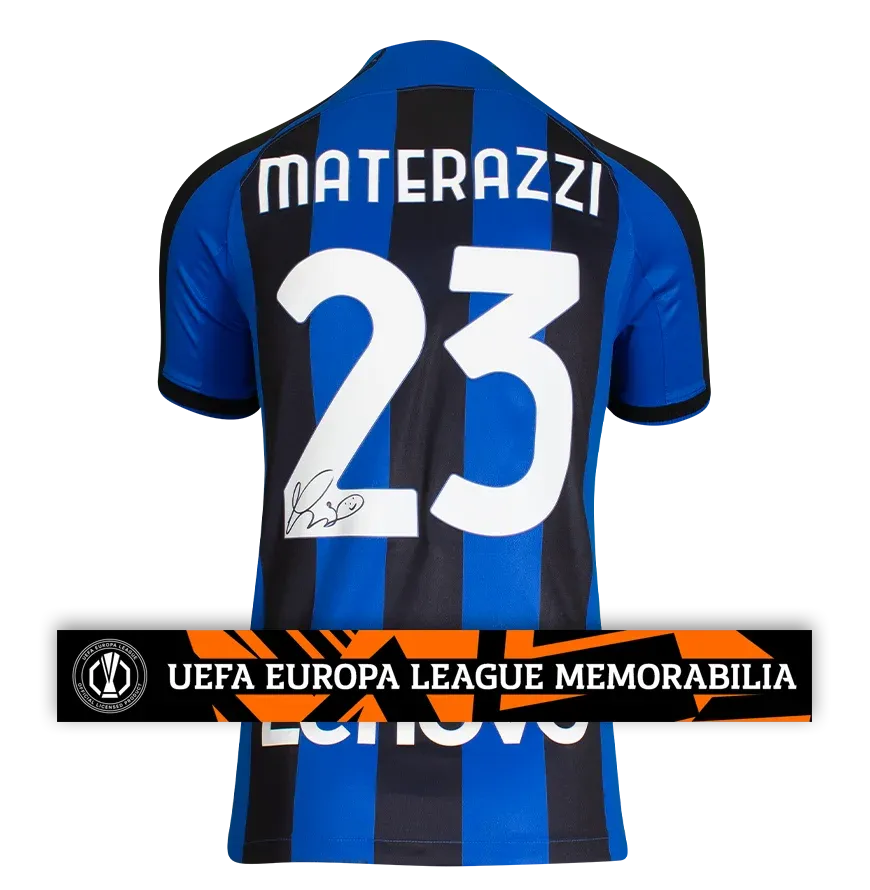Maglia ufficiale UEFA Europa League di Marco Materazzi, modello moderno da casa, autografata sul retro. Maglia Inter autografata di Marco Materazzi con logo Materazzi ICONS.  Autenticazione: Ologramma ICONS.  Tempi di consegna effettivi: 10-20 giorni