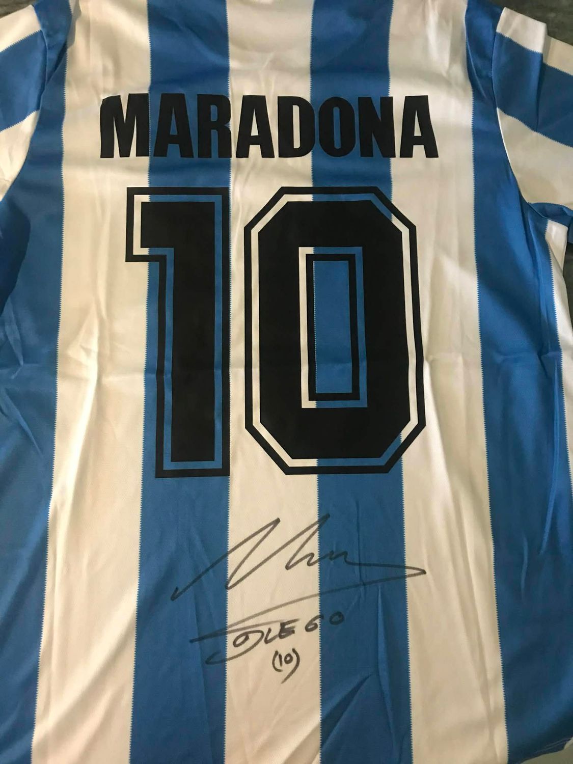 Camisola da Argentina de 1986 autografada por Diego Armando Maradona. Camisola retro da Argentina autografada por Maradona. Autógrafo de Pibe D'Oro. Autógrafo de Maradona. Camisola autografada da Argentina de 1986.