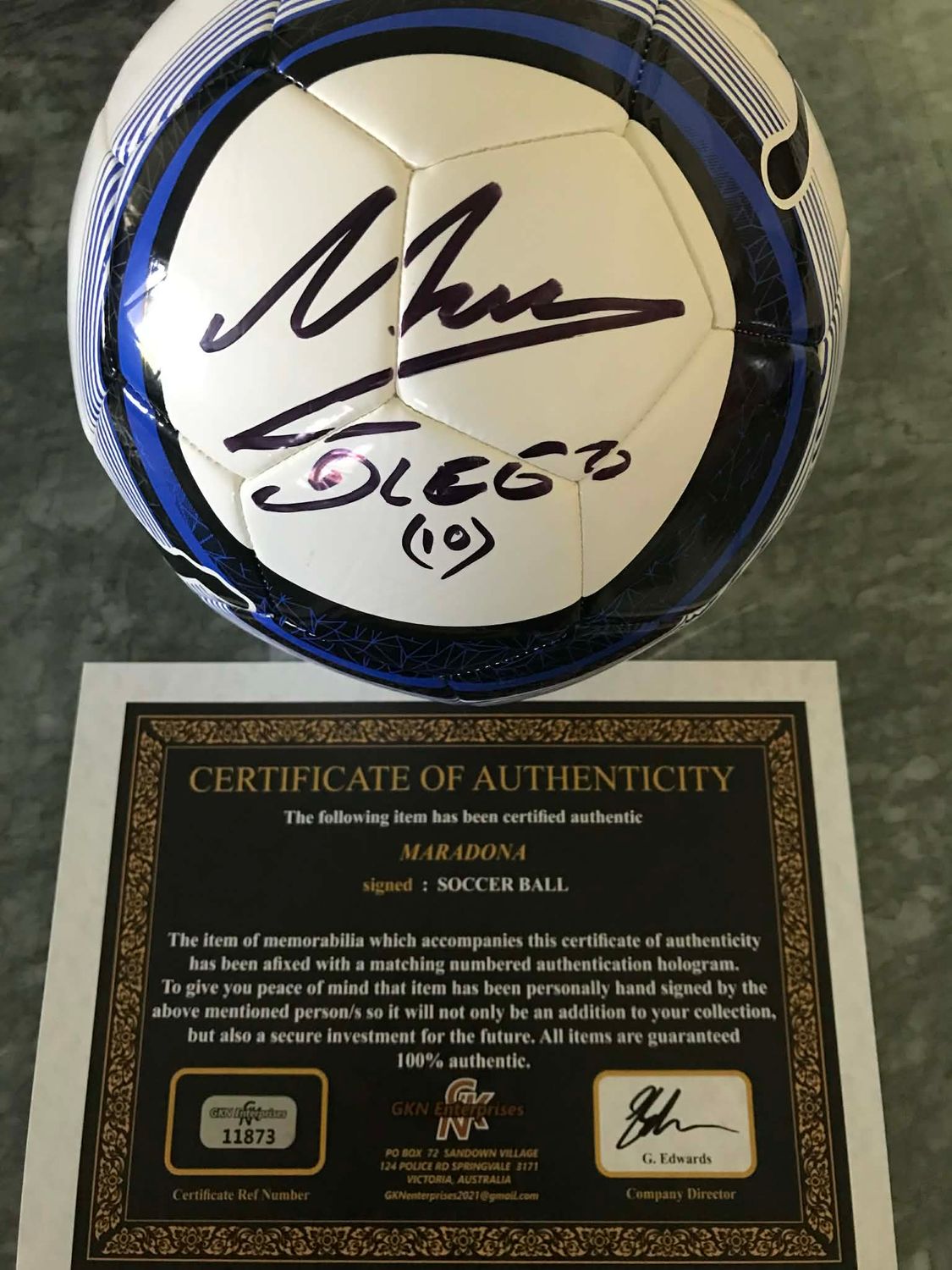 Bola de futebol autografada por Diego Armando Maradona. Autógrafo de Maradona numa bola de futebol.