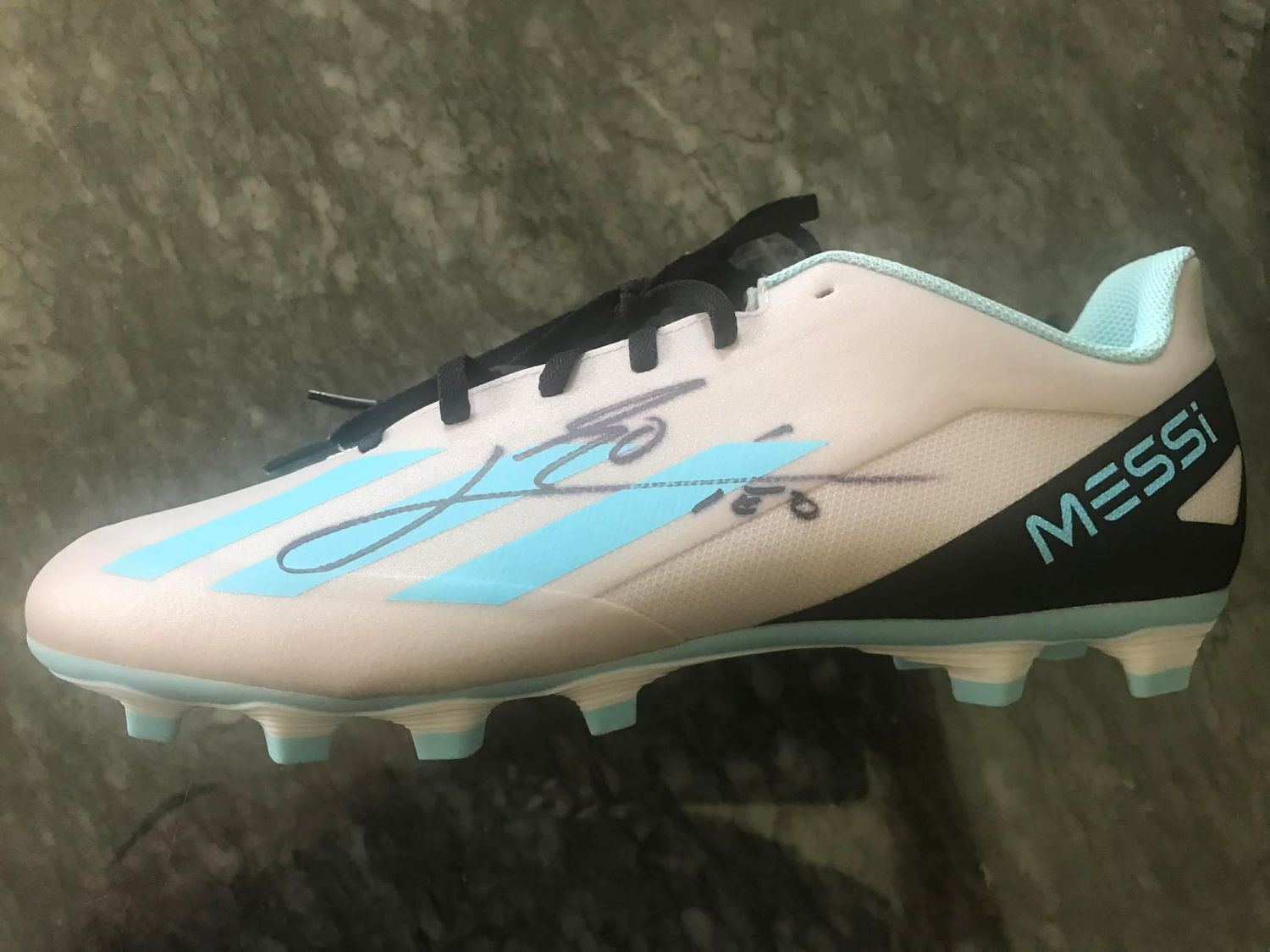 Chuteira autografada por Lionel Messi.