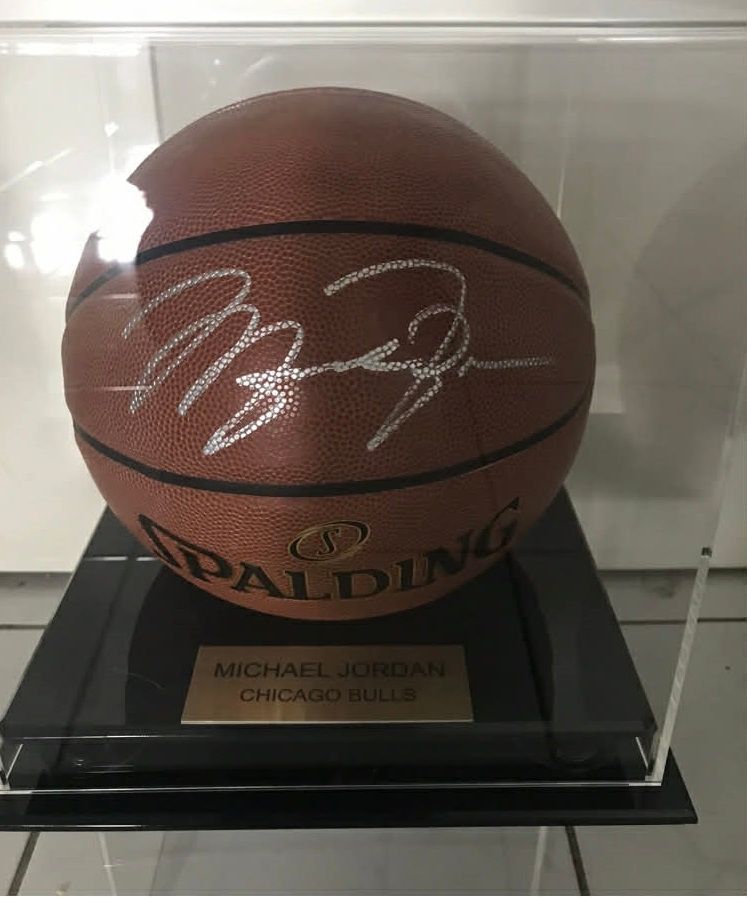 Bola de Basquetebol Autografada por Michael Jordan Jordan 23 Spalding Autograph  # A caixa e a placa dourada são apenas para fins de exposição e não fazem parte da venda.