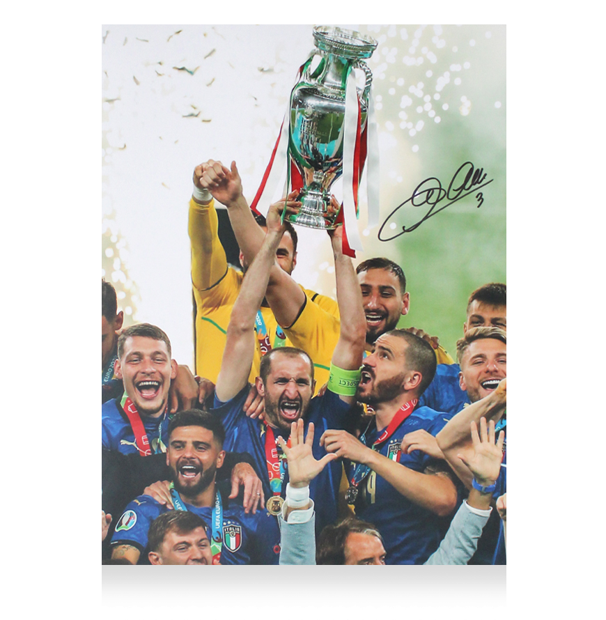 Foto autografata di Giorgio Chiellini, nazionale italiana: Finale UEFA EURO 2020 - Autografo di Chiellini - Foto autografata ICONS  Autenticazione: Ologramma ICONS  Tempi di consegna effettivi: 10-20 giorni. Una volta effettuato l'ordine, riceverai t