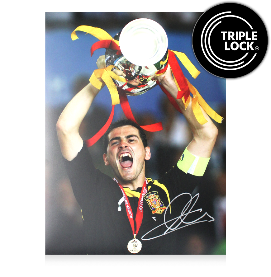 Foto autografata di Iker Casillas, vincitore di UEFA EURO 2008. Autografo firmato. Spagna. Autenticazione finale: ologramma ICONS.  Autenticazione: ologramma ICONS.  Tempi di consegna effettivi: 10-20 giorni. Una volta effettuato l'ordine, riceverai