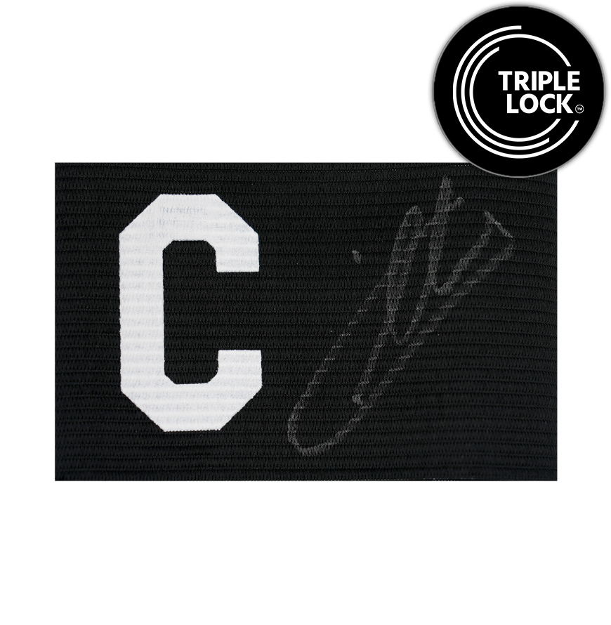 Fascia da capitano autografata da Iker Casillas. Autografo autenticato: ICONS.  Autenticazione: Ologramma ICONS.  Tempi di consegna effettivi: 10-20 giorni. Una volta effettuato l'ordine, riceverai tutte le informazioni necessarie.