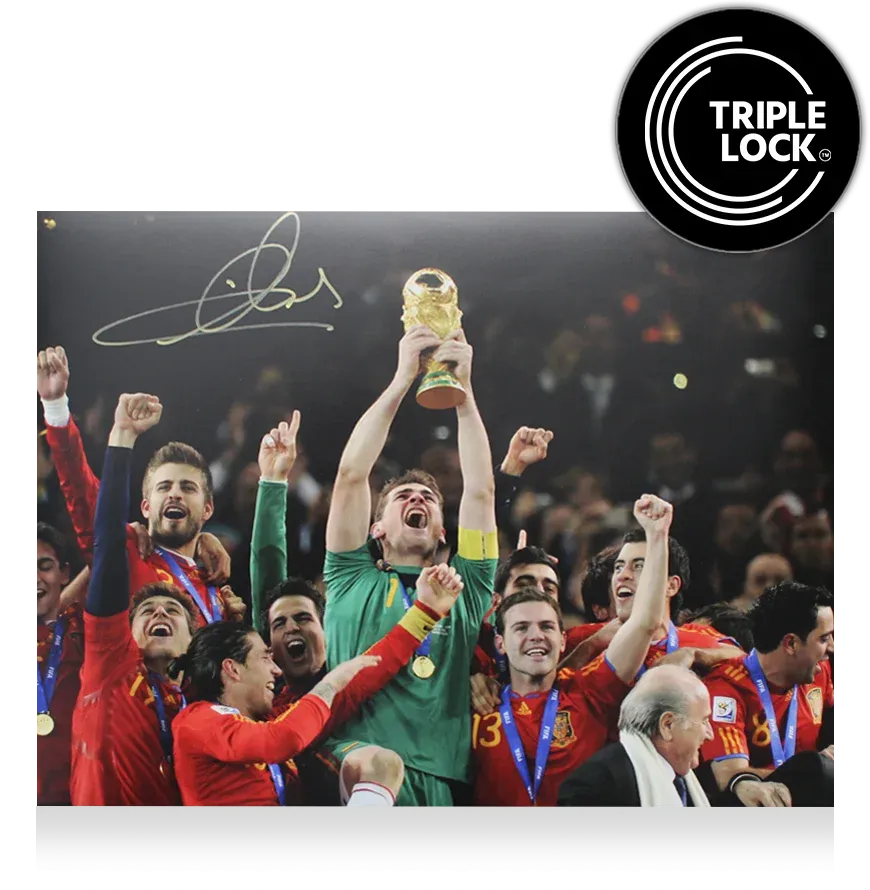 Foto autografata di Iker Casillas, vincitore della Coppa del Mondo FIFA 2010, con firma del campione spagnolo. Autenticazione: ICONS  Autenticazione: Ologramma ICONS  Tempi di consegna effettivi: 10-20 giorni. Una volta effettuato l'ordine, riceverai