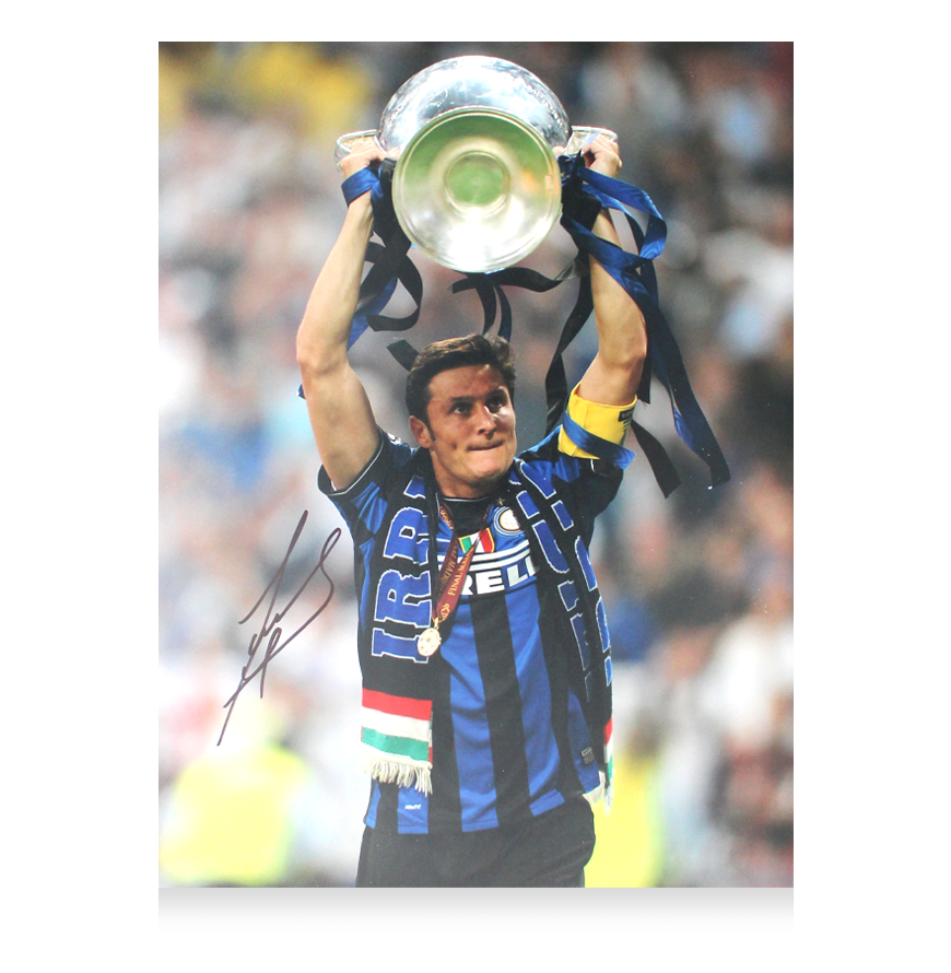 Foto autografata di Javier Zanetti dell'Inter: Vincitore della UEFA Champions League - Foto autografata di Icons  Tempi di consegna effettivi: 10-20 giorni. Una volta effettuato l'ordine, riceverai tutte le informazioni necessarie.
