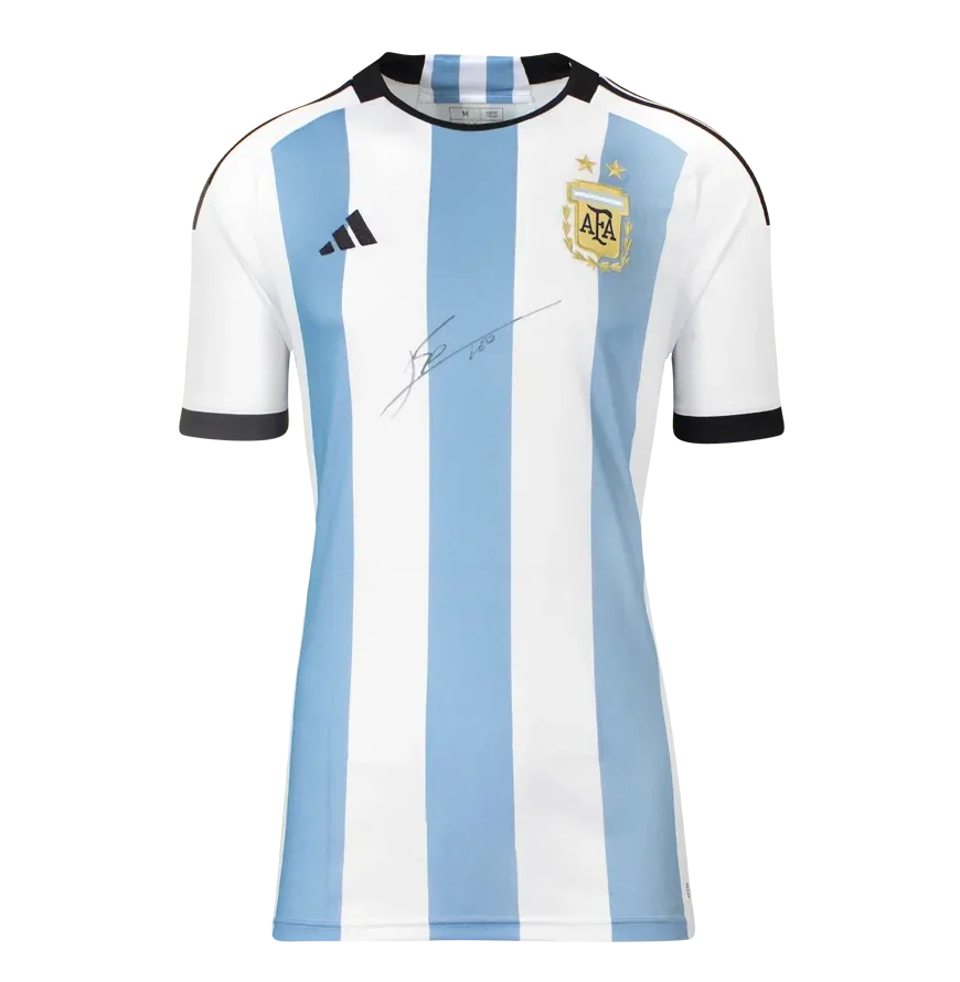 Offizielles, von Lionel Messi signiertes Argentinien-Heimtrikot 2022 – 2-Sterne-Edition, Celeste-Trikot. Signiertes Trikot von Lionel Messi (Argentinien 2022) mit Autogramm von ICONS.  Authentifizierung: ICONS-Hologramm  Lieferzeit: 10–20 Tage. Nach