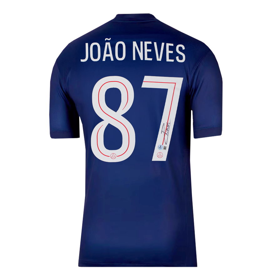 Camisola oficial do Paris Saint-Germain 2025-26 autografada por João Neves. Camisola original autografada por João Neves.  Autenticação: ICONS Holograma  Prazo de entrega: 10 a 20 dias.  Após a confirmação do seu pedido, receberá todas as informações