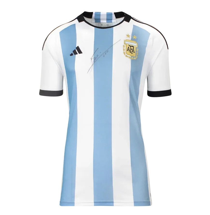 Offizielles, von Lionel Messi signiertes Argentinien-Heimtrikot 2022 – 2-Sterne-Edition, Celeste-Trikot. Signiertes Trikot von Lionel Messi (Argentinien 2022) mit Autogramm von ICONS.  Authentifizierung: ICONS-Hologramm  Lieferzeit: 10–20 Tage. Nach