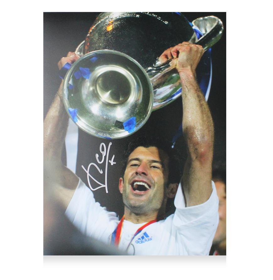 Fotografía autografiada de Luis Figo del Real Madrid: Autógrafo del ganador de la UEFA Champions League 2002. Foto autografiada de Luis Figo (ICONOS).  Autenticación: Holograma ICONS.  Tiempo de entrega estimado: 10-20 días.  Una vez realizado el ped