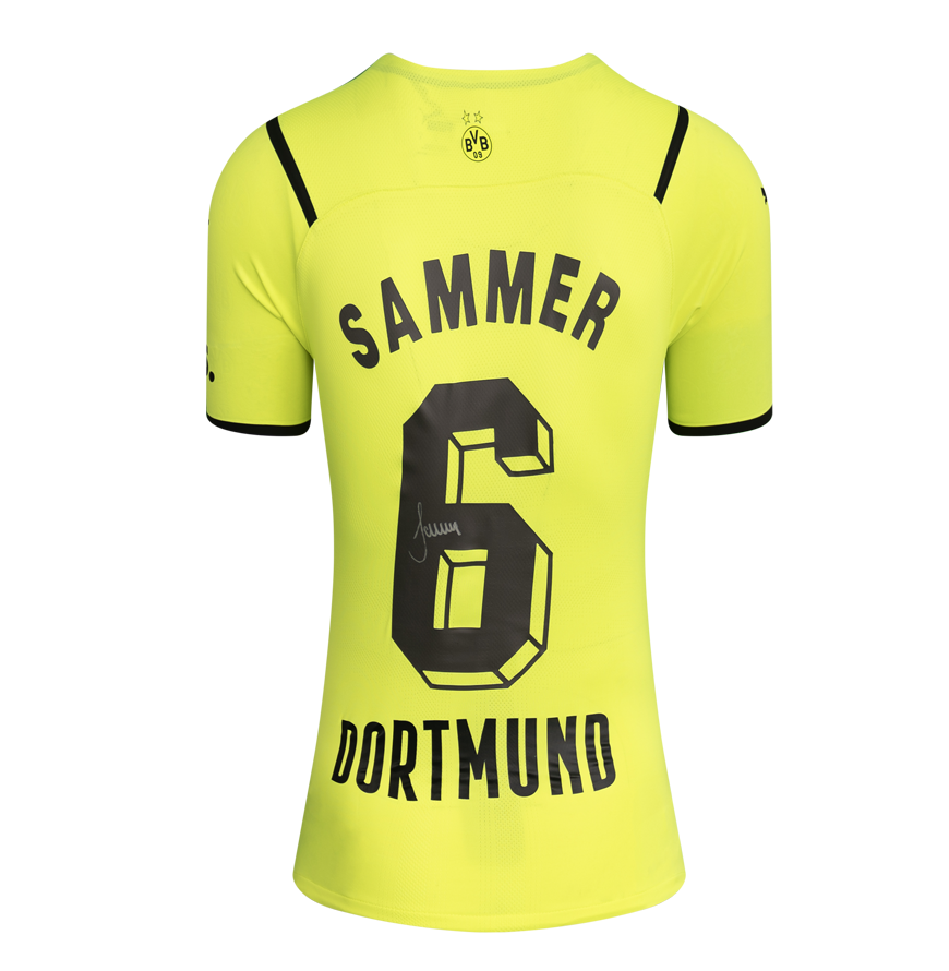 Maglia da casa del Borussia Dortmund 2021-22 di Matthias Sammer autografata sul retro, con numero stile tifosi. Autografata originale da Icons.  Autenticazione: Ologramma ICONS  Tempi di consegna effettivi: 10-20 giorni. Una volta effettuato l'ordine