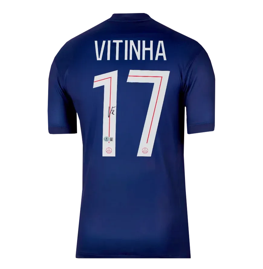 Camiseta de local del Paris Saint-Germain 2025-26 firmada por Vitinha. Camiseta firmada por Vitinha. Camiseta autografiada del PSG. Original ICONS.  Autenticación: Holograma ICONS.  Tiempo de entrega estimado: 10-20 días.  Una vez realizado el pedido