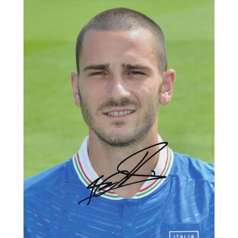 LEONARDO BONUCCI  autograph Photo  autographed  Signed photo 8x10 inch. Autographed Signed Italy Leonardo Bonucci Autographed BONUCCI