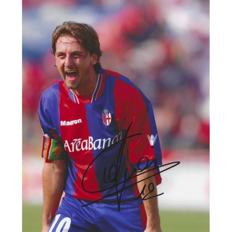 Fotografia autografada de Giuseppe Signori. Foto autografada de Bolonha. Fotografia assinada, 20x25 cm (8x10 polegadas).  Autenticação: SIGNATURE COLLECTION  Prazo de entrega: 10 a 20 dias.  Após a confirmação do seu pedido, receberá todas as informa