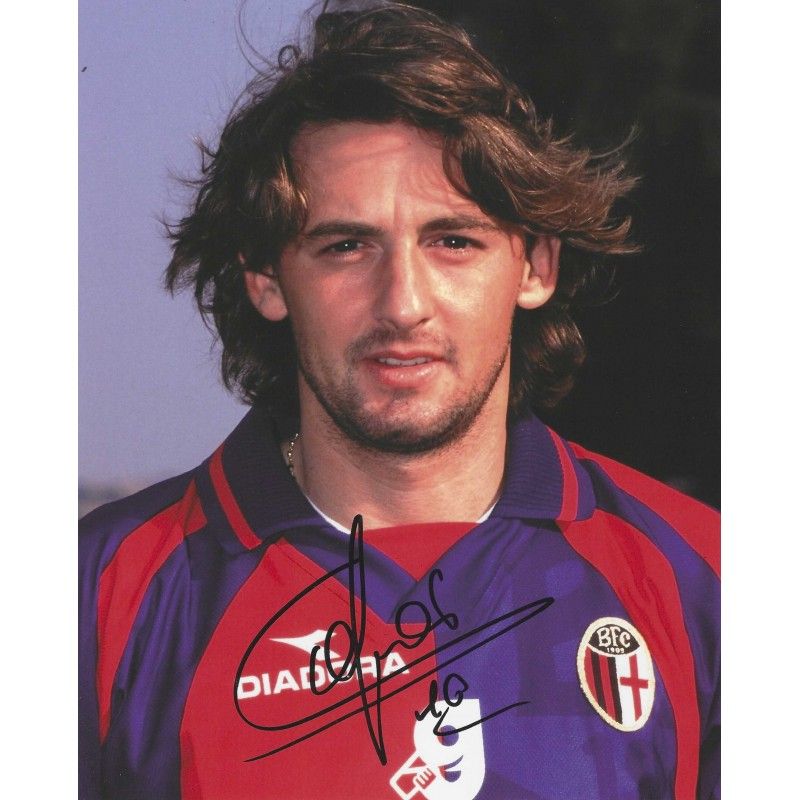 Fotografia autografada de Giuseppe Signori. Foto autografada de Bolonha. Fotografia assinada, 20x25 cm (8x10 polegadas).  Autenticação: SIGNATURE COLLECTION  Prazo de entrega: 10 a 20 dias.  Após a confirmação do seu pedido, receberá todas as informa