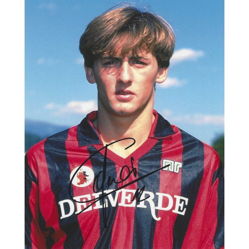 Fotografia autografada de Giuseppe Signori. Foto assinada em Foggia. Fotografia autografada e assinada, 20x25 cm (8x10 polegadas).  Autenticação: SIGNATURE COLLECTION  Prazo de entrega: 10 a 20 dias.  Após a confirmação do seu pedido, receberá todas