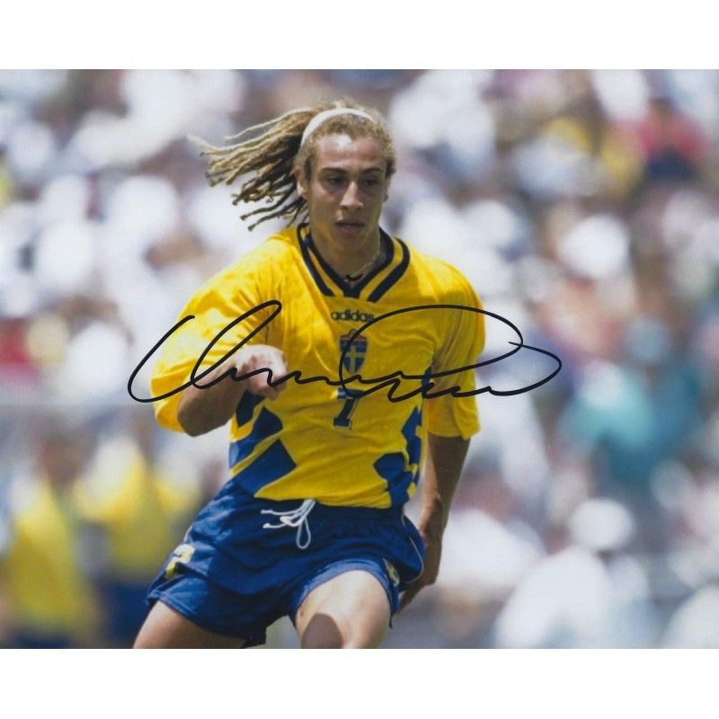 Henrik Larsson Autogramm, Schweden. Signiertes Foto (20 x 25 cm). Autogramm von Henrik Larsson.  Echtheitszertifikat: SIGNATURE COLLECTION  Lieferzeit: 10–20 Tage.  Nach Ihrer Bestellung erhalten Sie alle Details.