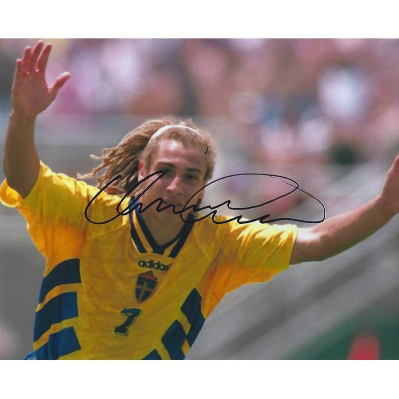 Henrik Larsson Autogramm, Schweden. Signiertes Foto (20 x 25 cm). Autogramm von Henrik Larsson.  Echtheitszertifikat: SIGNATURE COLLECTION  Lieferzeit: 10–20 Tage.  Nach Ihrer Bestellung erhalten Sie alle Details.