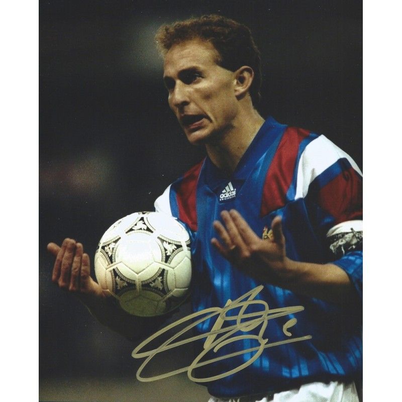 Fotografía autografiada de Jean Pierre Papin, Francia, tamaño 8x10 pulgadas. Autografiada por Pierre Papin.  Autenticación: SIGNATURE COLLECTION  Tiempo de entrega estimado: 10-20 días.  Una vez realizado el pedido, recibirá toda la información detal