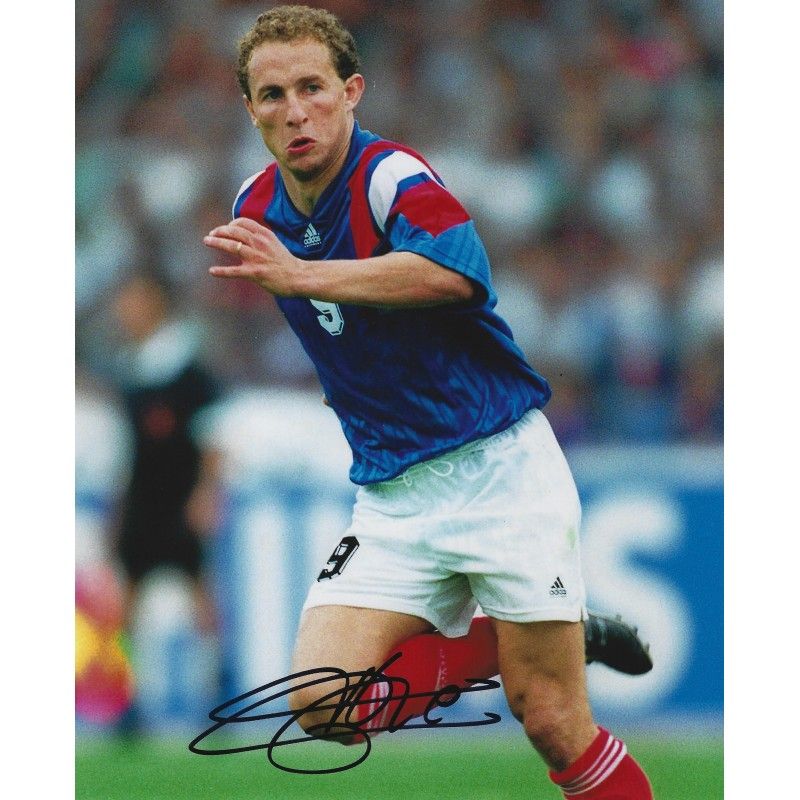 Fotografía autografiada de Jean Pierre Papin, Francia, tamaño 8x10 pulgadas. Autografiada por Pierre Papin.  Autenticación: SIGNATURE COLLECTION  Tiempo de entrega estimado: 10-20 días.  Una vez realizado el pedido, recibirá toda la información detal