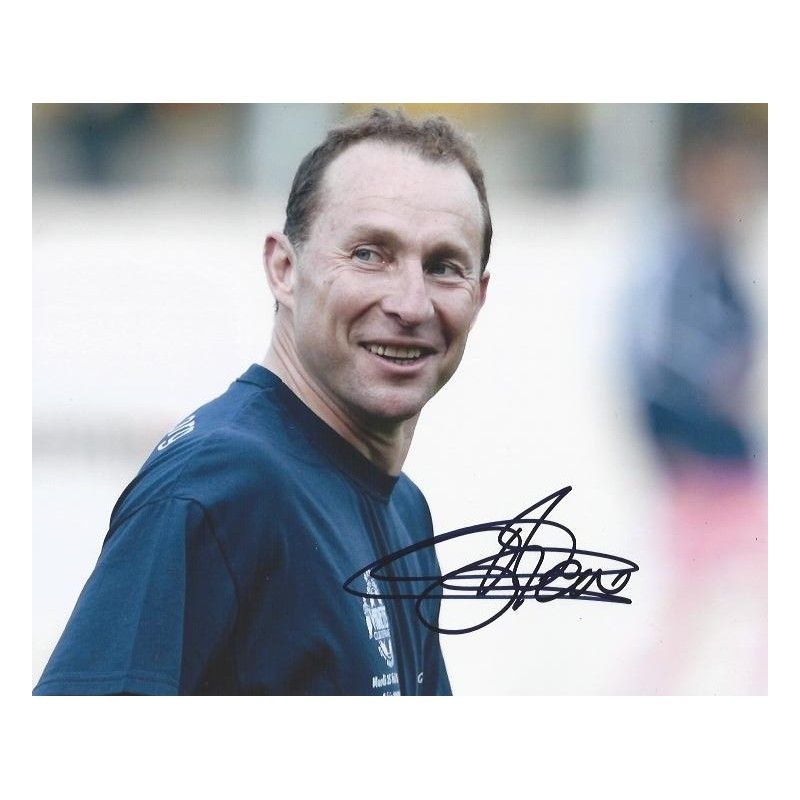 Fotografía autografiada de Jean Pierre Papin, Francia, tamaño 8x10 pulgadas. Autografiada por Pierre Papin.  Autenticación: SIGNATURE COLLECTION  Tiempo de entrega estimado: 10-20 días.  Una vez realizado el pedido, recibirá toda la información detal