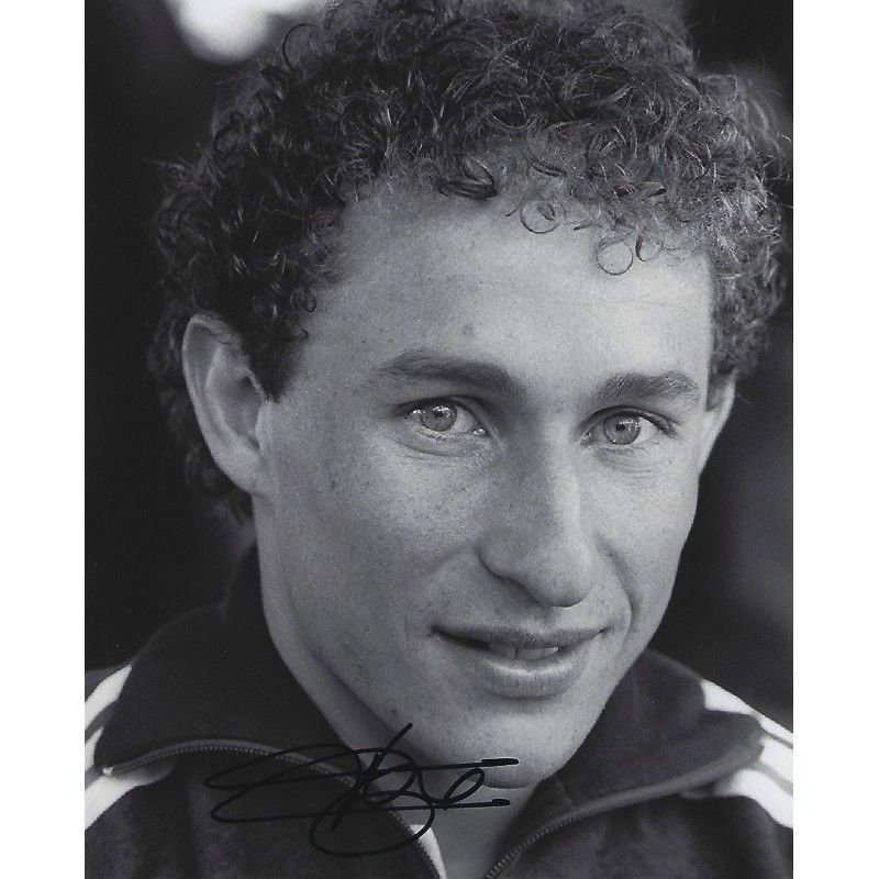 Fotografía autografiada de Jean Pierre Papin, Francia, tamaño 8x10 pulgadas. Autografiada por Pierre Papin.  Autenticación: SIGNATURE COLLECTION  Tiempo de entrega estimado: 10-20 días.  Una vez realizado el pedido, recibirá toda la información detal