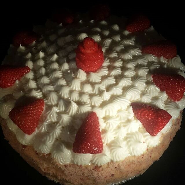 STRAWBERRY CRUNCH CAKE 🎂